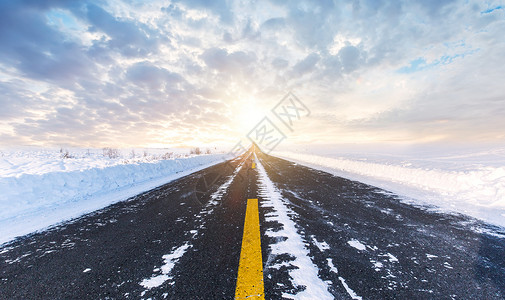 日落雪景雪地公路设计图片