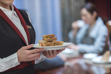 餐厅上菜员餐厅服务员上菜背景