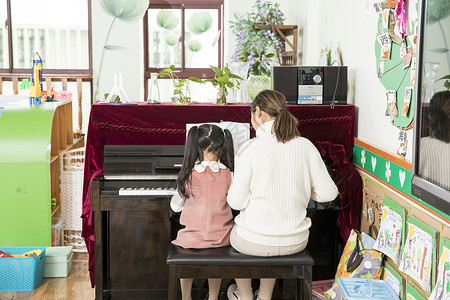 幼儿园老师教弹钢琴背景图片