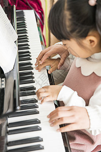 幼儿园老师教弹钢琴图片