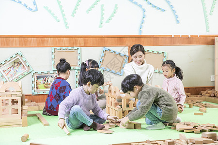 幼儿园老师带小朋友玩积木小孩高清图片素材