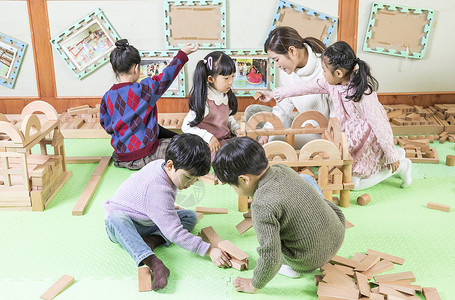 幼儿园老师带小朋友玩积木高清图片