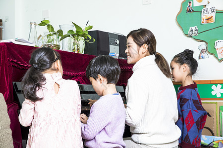老师教小朋友弹钢琴背景图片