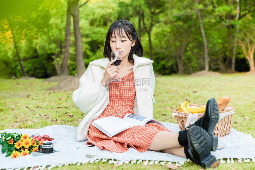女性户外野餐阅读图片
