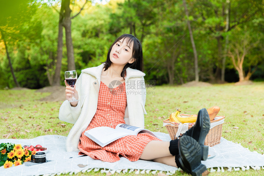 女性户外野餐阅读图片