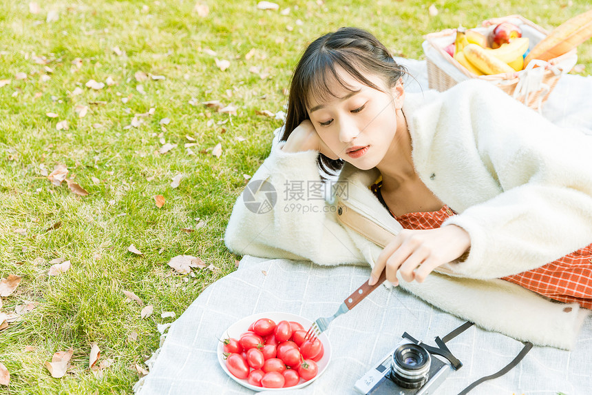 文艺女性户外野餐图片