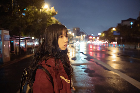 夜晚街头孤独的少女图片素材