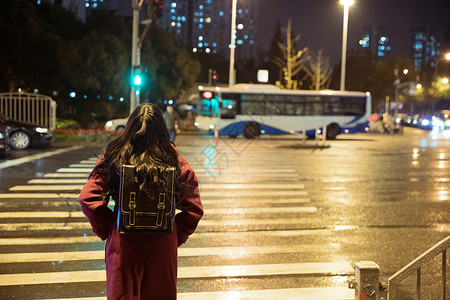 叛逆女孩孤独的少女等待过马路背影背景