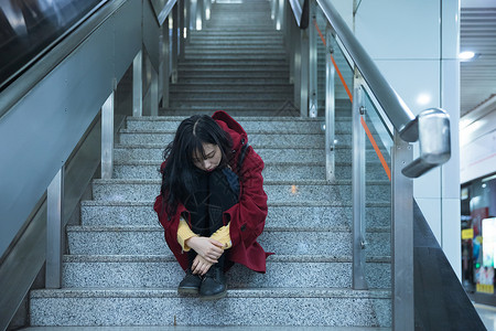 地铁站孤独的少女高清图片