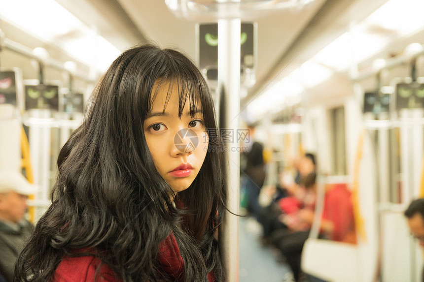 地铁里孤独的女孩图片