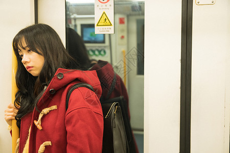 地铁里孤独的女孩高清图片
