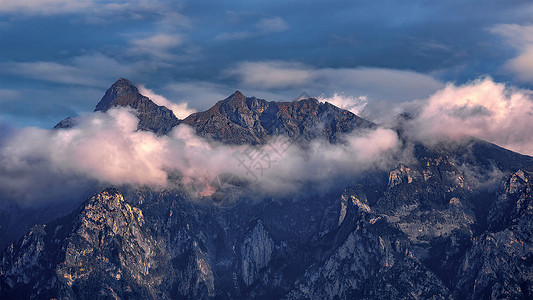 藏地高原的云和雾背景图片