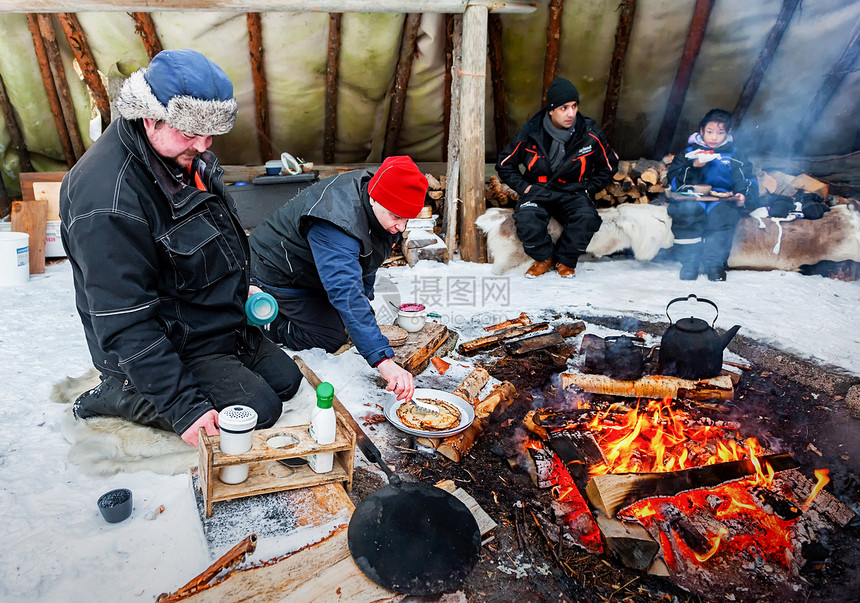 北欧芬兰洛瓦涅米林间篝火野餐图片