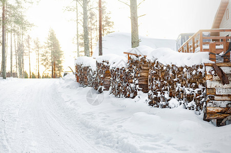 北欧芬兰洛瓦涅米圣诞老人村雪地里的柴火堆背景图片