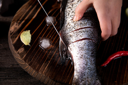 刀工处理新鲜的鱼背景