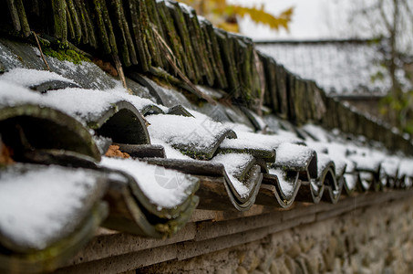 瓦砾宏村徽式建筑瓦片房梁雪景背景