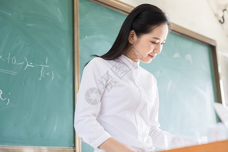 讲学女教师认真上课背景