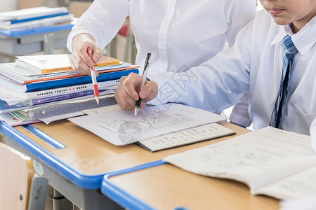 老师辅导学生作业教师高清图片素材