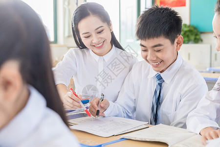 教学书籍老师辅导学生功课背景