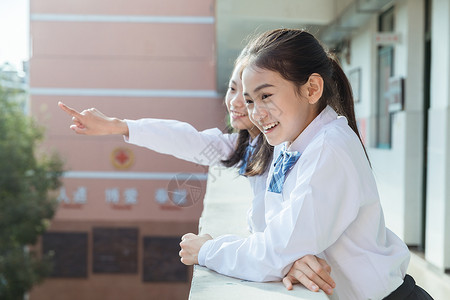 上班聊天女生学生课间休息聊天背景