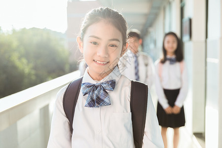 校服设计女学生开心微笑背景