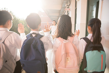 学生书包促销学生放学与老师道别背景