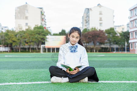 女学生操场阅读高清图片