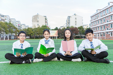 初中学生学生坐草坪交流背景