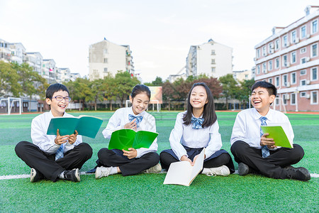 青少年操场阅读交流图片素材