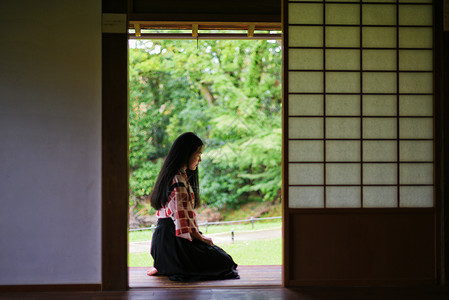 木建筑日式传统民宿中的和服女孩背景