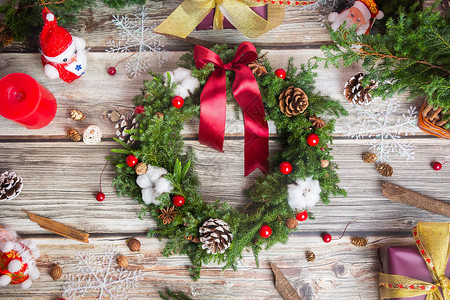 木质背景上的圣诞花环 圣诞节装饰静物礼物高清图片素材