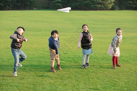 大风筝玩纸飞机的孩子们背景