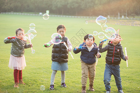 小孩子吹泡泡图片