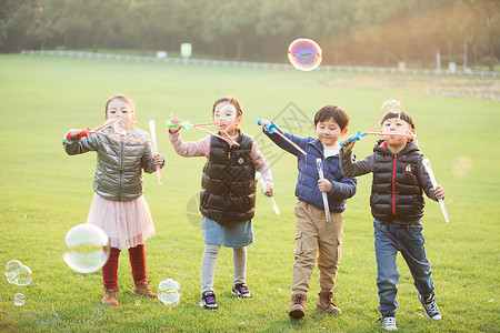 小孩子在家小孩子吹泡泡背景