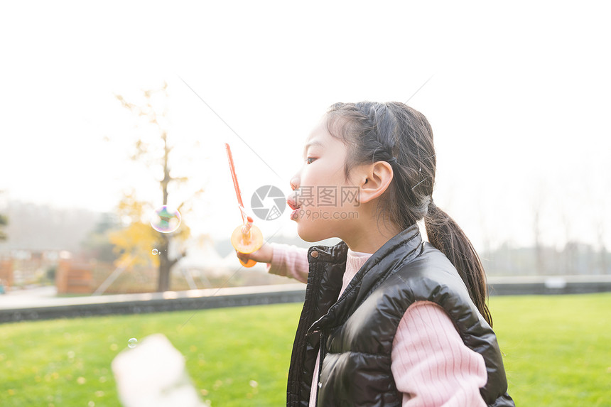 快乐童年女孩吹泡泡图片