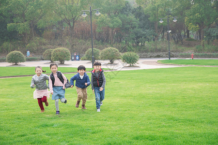 儿童草地奔跑图片
