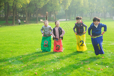 女童服装促销儿童公园草坪玩耍开心背景