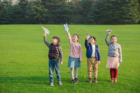 儿童草地玩耍纸飞机儿童逐梦高清图片素材