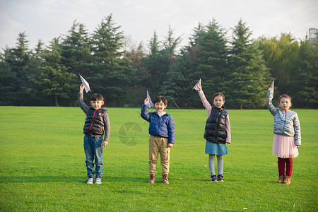 儿童草地玩耍纸飞机小朋友高清图片素材
