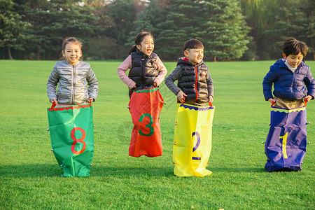 男童女童儿童公园草坪玩耍开心背景