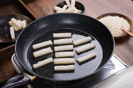 油煎糍粑小吃年糕锅高清图片