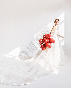 婚纱美女手持气球高清图片