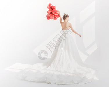 婚纱美女手持气球背景图片