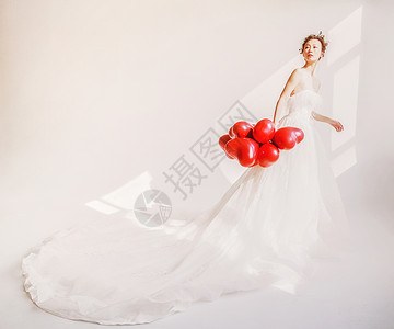 婚纱美女手持气球高清图片