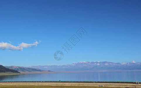 新疆赛里木湖背景图片