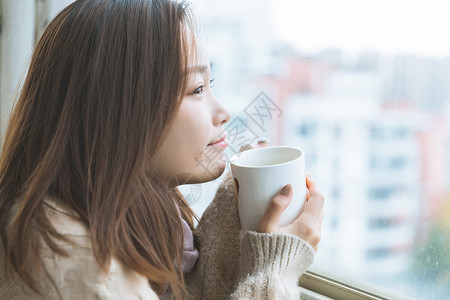 美女冬季手捧杯子图片