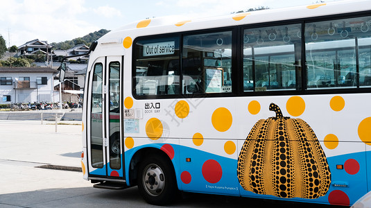 日本画日本高松直岛特色公交巴士背景