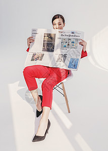 红西装女性看报纸高清图片