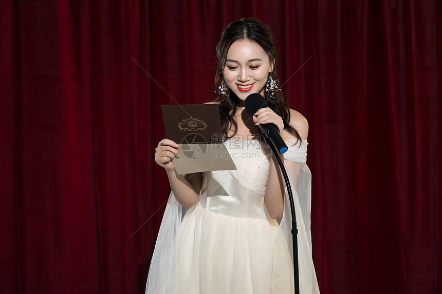 女演员宣布获奖名单图片