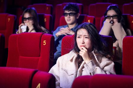 女性看悲伤电影高清图片